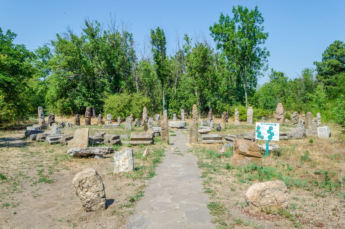 Поблизости можно увидеть множество каменных артефактов, обнаруженных на территории Запорожской области