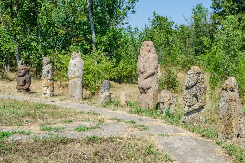 Каменные бабы острова Хортица свезенные на территорию музея под открытым небом.