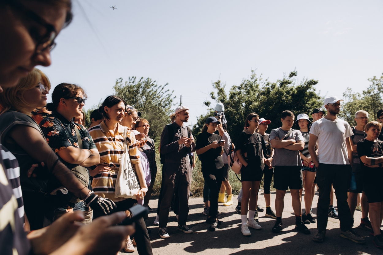 Briefing préliminaire du ministère des situations d'urgence sur le comportement à adopter en cas de présence d'objets explosifs au fond de la rivière. L'auteur de la photo n'est pas connu.