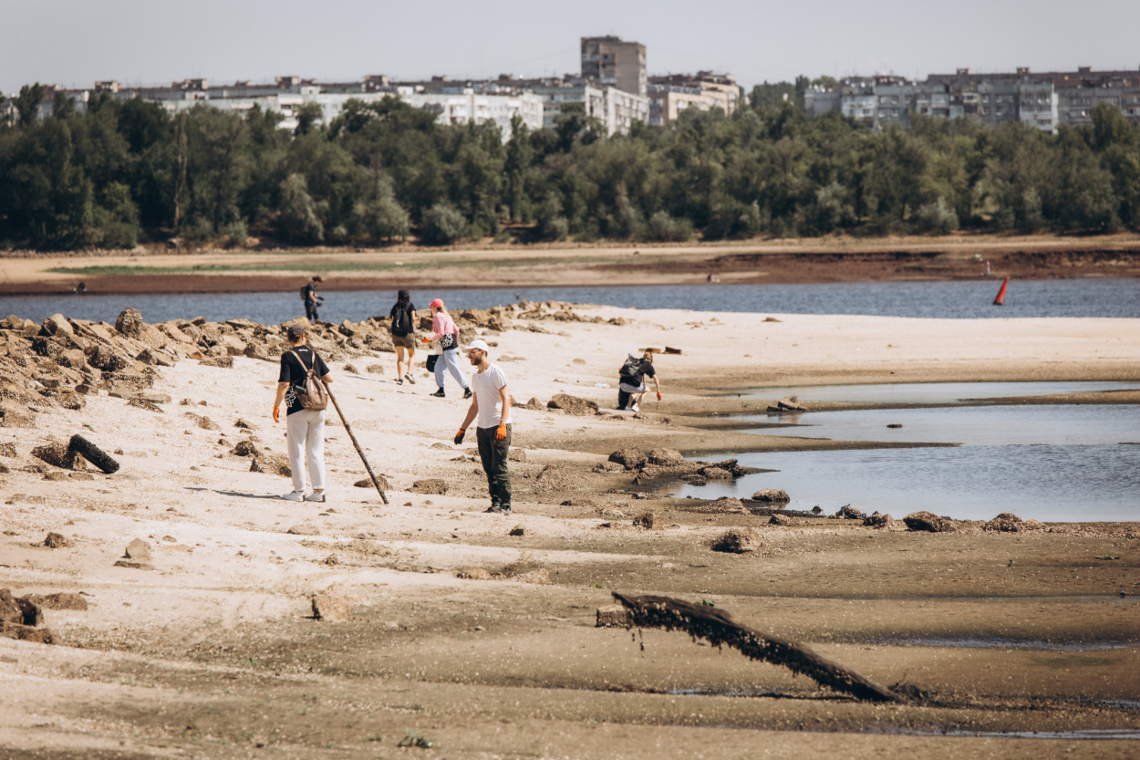 Yo y otros voluntarios durante la limpieza de la nueva playa de la isla de Khortytsya tras la retirada del agua. Se desconoce el autor de la foto.