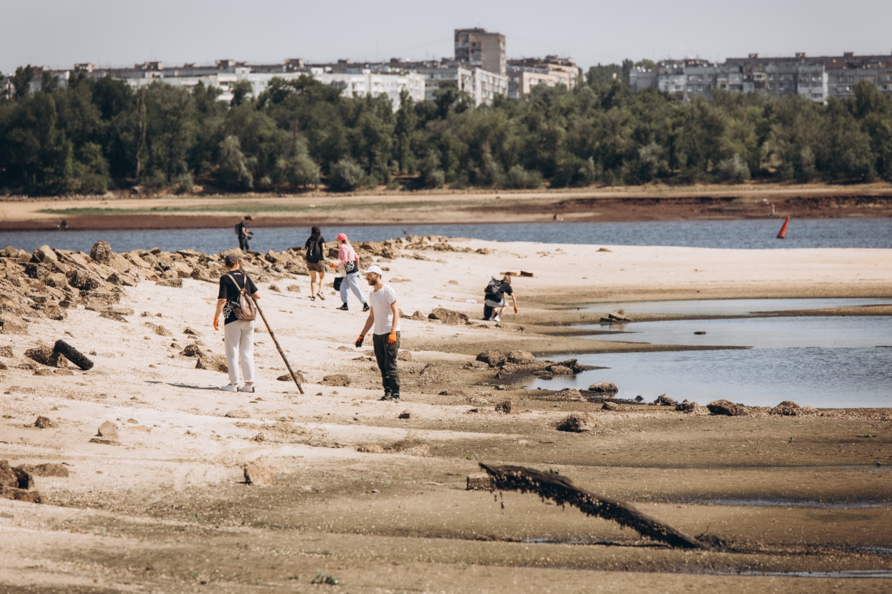 Io e altri volontari durante la pulizia della nuova spiaggia dell'isola di Khortytsya dopo il ritiro delle acque. L'autore della foto non è noto.