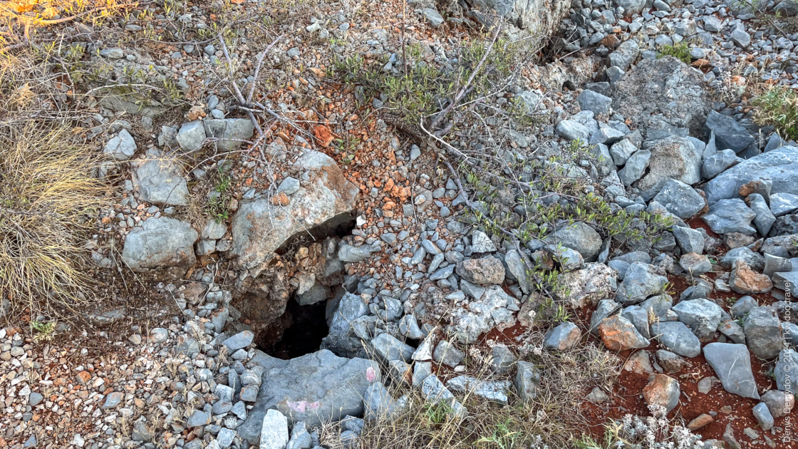 Яма в виде провала на пути в известняковой породе Албании.