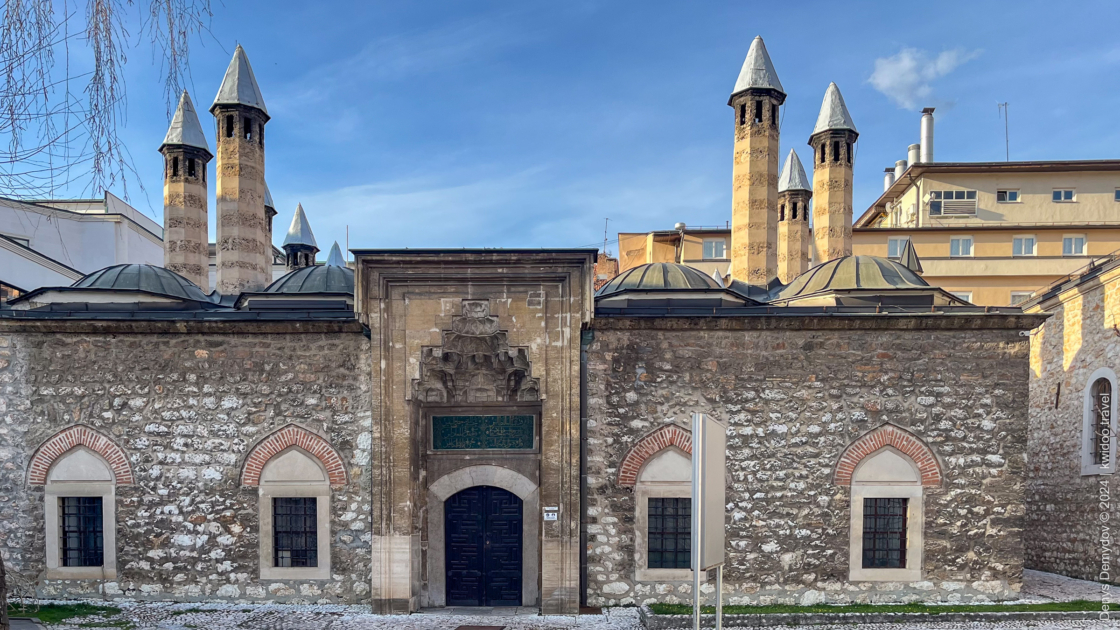 The Gazi Husrev Beg madrasa in the center of Sarajevo resembles a mosque.