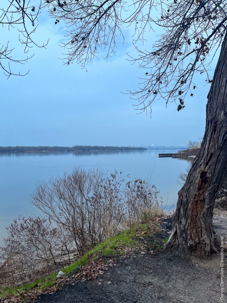 Вид на реку Днепр до осушения. Вдали видно Запорожье. Вода подходит прям к деревьям.