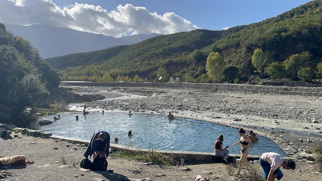 Большая термальная чаша Беньи на берегу реки Лёнгарица.