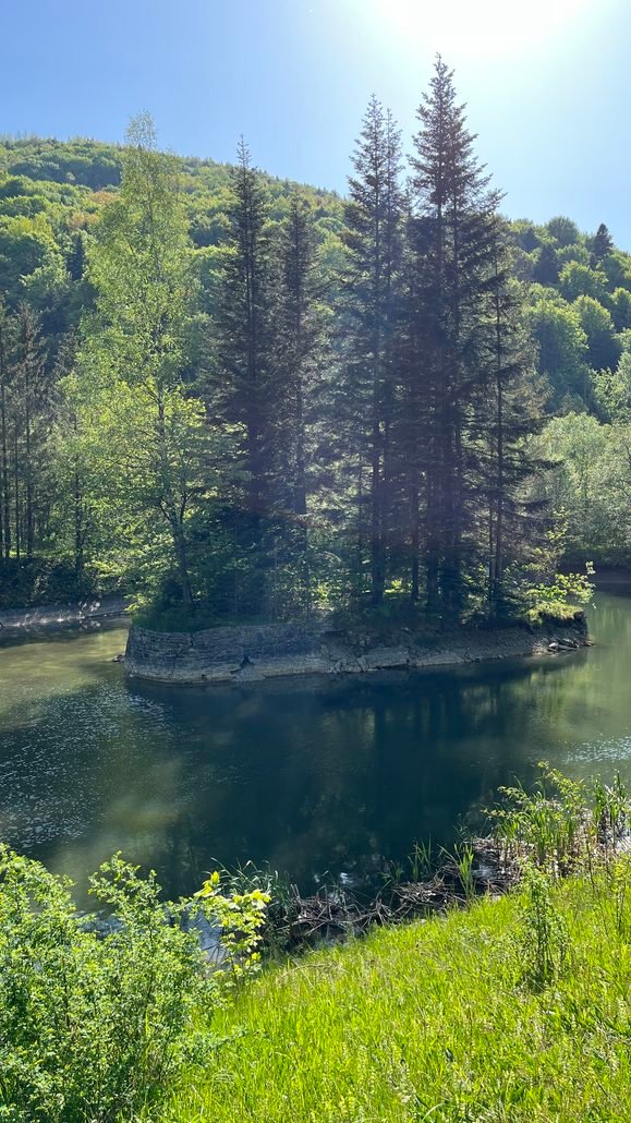 Разрушающаяся каменная подпорная стенка острова на озере Розтока