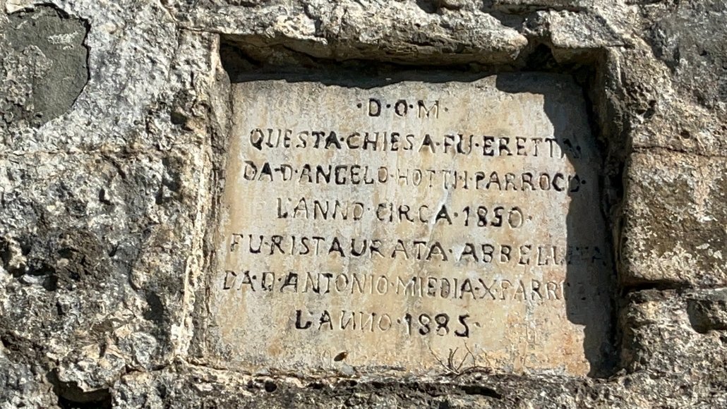 Итальянская надпись на церкви в Салче с датами около 1850 года и 1885 год.